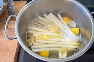 Spargel mit Butter, Salz, Zitrone und Zucker kochen.