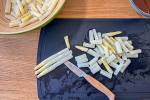 Spargel klein schneiden.
