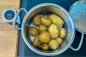 Kartoffeln waschen und für 30 bis 35 Minuten kochen