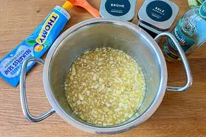 Im Topf Br&uuml;he, Senf, Essig, Zucker und Zwiebeln verr&uuml;hren