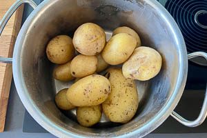 Kartoffeln abgießen und ausdampfen lassen