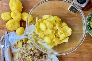 Kartoffeln pellen, in Scheiben schneiden und mit Salz und Pfeffer würzen