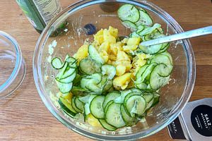 Rapsöl und Gurkenscheiben dazugeben und mit Salz und Pfeffer abschmecken