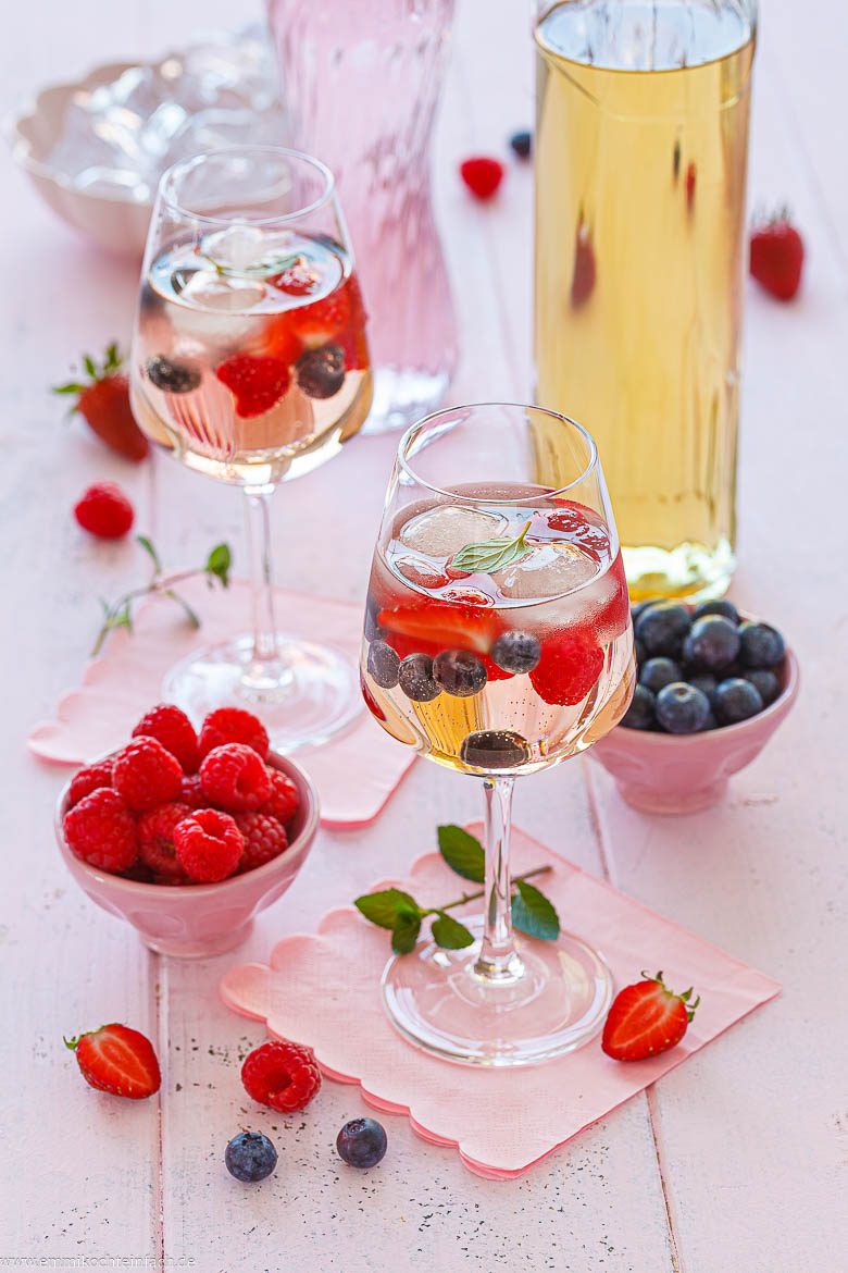 Lillet Wild Berry mit Eisw&uuml;rfeln und Beeren