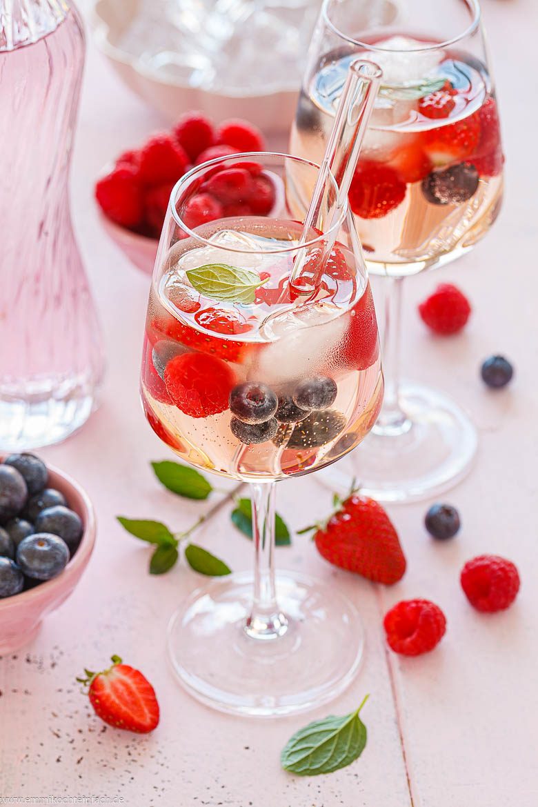 Lillet Wild Berry im Sommer servieren