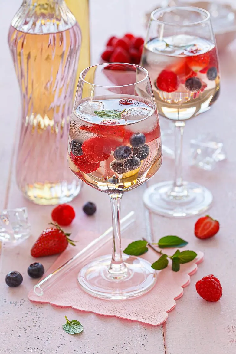 Süßer und fruchtiger Sommer-Cocktail mit Aperitif