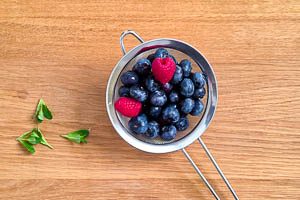 Beeren abwaschen, Minzblatt abzupfen und waschen