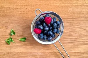 Beeren abwaschen, Minzblatt abzupfen und waschen