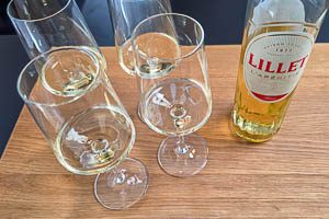 Lillet Blanc in das Weinglas f&uuml;llen