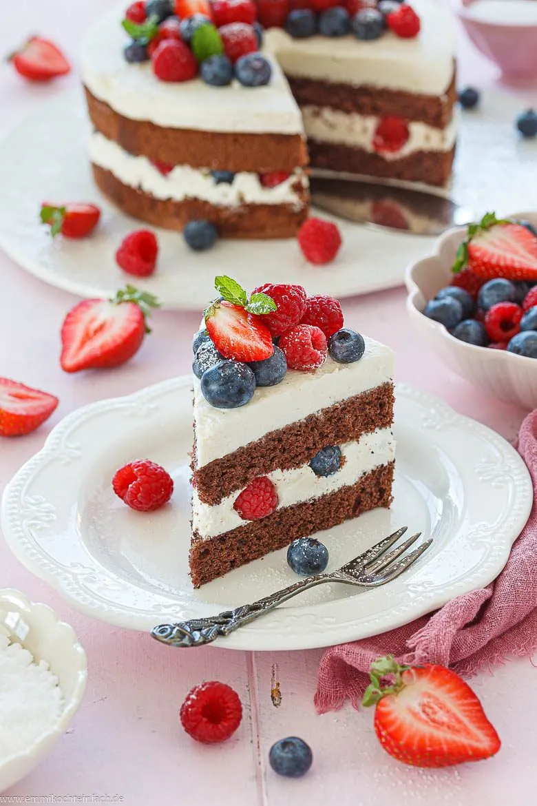 Biskuitkuchen mit Beeren-Creme-F&uuml;llung