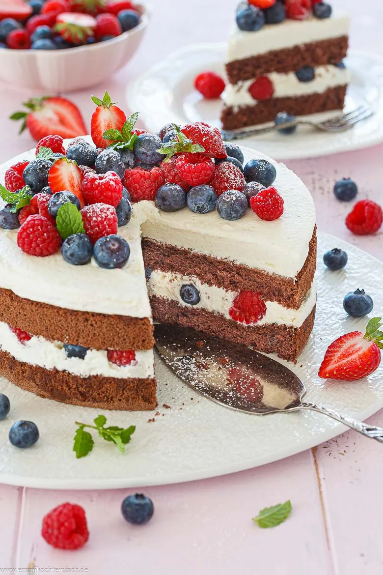 Naked Cake mit Erdbeeren, Blaubeeren und Himbeeren