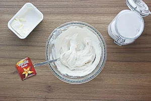 Frischk&auml;se und Zucker verr&uuml;hren