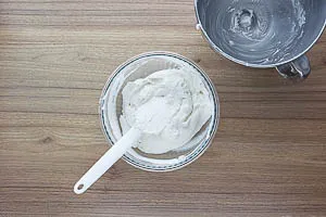 Steif geschlagene Sahne unter die Frischk&auml;se-Creme heben