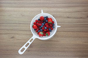 Beeren waschen und abtropfen lassen