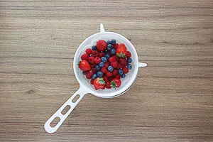 Beeren waschen und abtropfen lassen