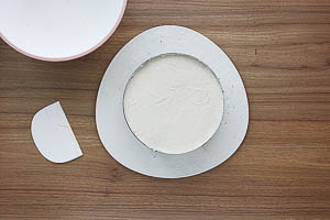 Zweite Biskuithälfte auf die Cremeschicht legen und ebenfalls mit Creme bestreichen