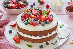 Mit Beeren und Minze garnierter Naked Cake