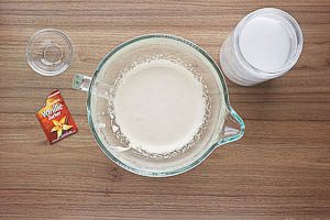 Eigelbe mit Zucker und Wasser cremig rühren