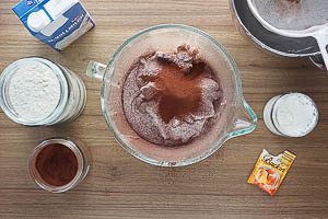 Eischnee und Eigelb-Zucker-Masse mit weiteren Zutaten bestreuen