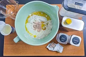 Mehl, Wasser, Joghurt, Oliven&ouml;l, Salz, Zucker und Hefe in eine Sch&uuml;ssel geben