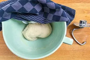 Pita-Zutaten zu einem Teig verkneten
