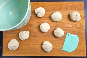 Pita-Teig in gleichgroße Stücke teilen und zu Kugeln formen