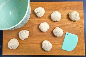 Pita-Teig in gleichgro&szlig;e St&uuml;cke teilen und zu Kugeln formen