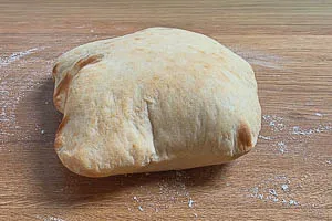 Teigfladen im Ofen zu ballonartigen Pitas backen