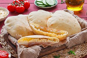 Pitas zum Befüllen aufschneiden und servieren