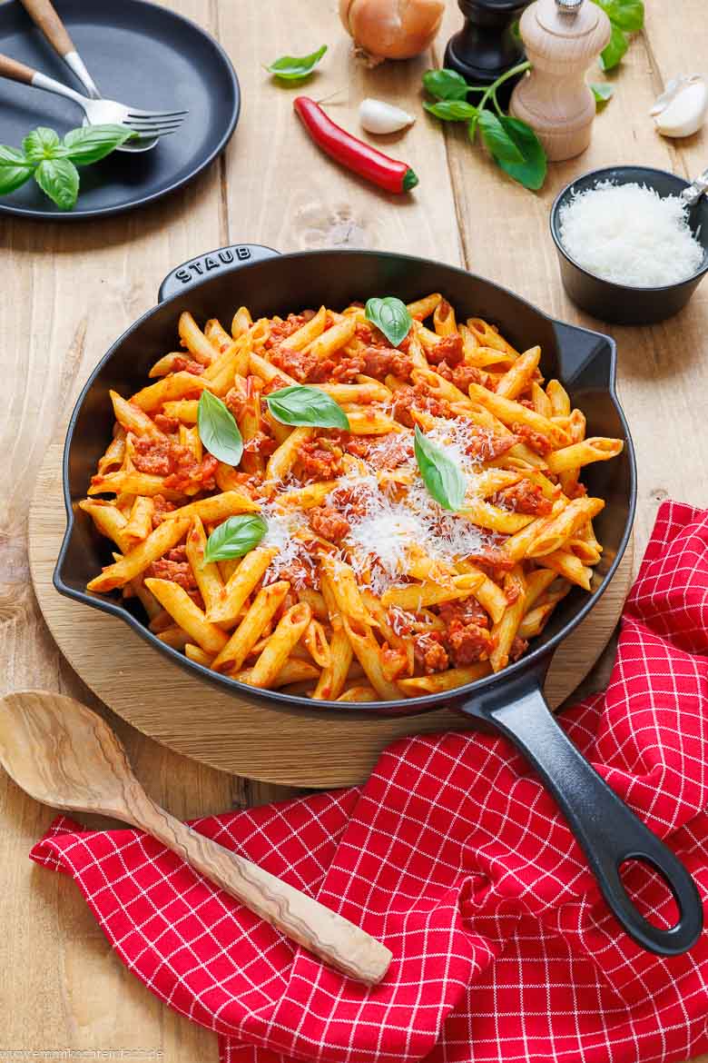 Nudelgericht mit italienischer Wurst, Tomatensauce und Parmesan