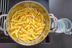 Nudeln bissfest kochen und etwas vom Nudelwasser aufbewahren