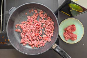 Oliven&ouml;l erhitzen und das Wurstbr&auml;t anbraten