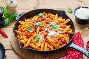 Mit Parmesan und Basilikum garnieren. Fertig ist deine Salsiccia Pasta.