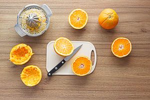 Die Saft-Orangen auspressen.