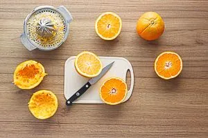 Die Saft-Orangen auspressen.