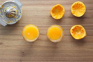 Den Orangensaft in zwei Gläser geben.