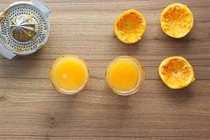 Den Orangensaft in zwei Gl&auml;ser geben.