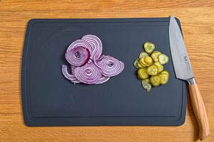 Zwiebel und Gewürzgurken schneiden