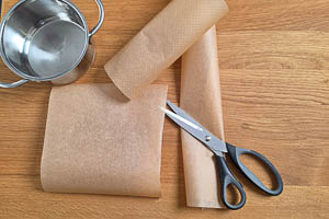Backpapier zurechtschneiden