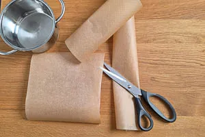 Backpapier zurechtschneiden
