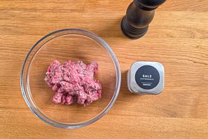 Rindfleisch mit Salz und Pfeffer würzen