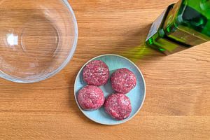 AUs dem Hackfleisch vier Kugeln formen