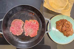 Erste zwei Patties herausnehmen und letzte zwei Hackfleischkugeln braten