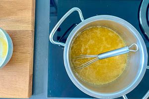 Saft und Puddingpulver zum Fruchtpudding aufkochen lassen