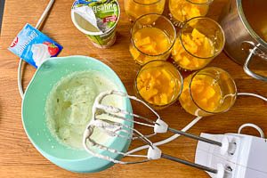 Creme aus Sahne, Zucker und Joghurt anr&uuml;hren