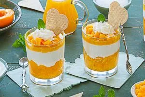 Solero-Dessert im Glas kühlen und kalt servieren
