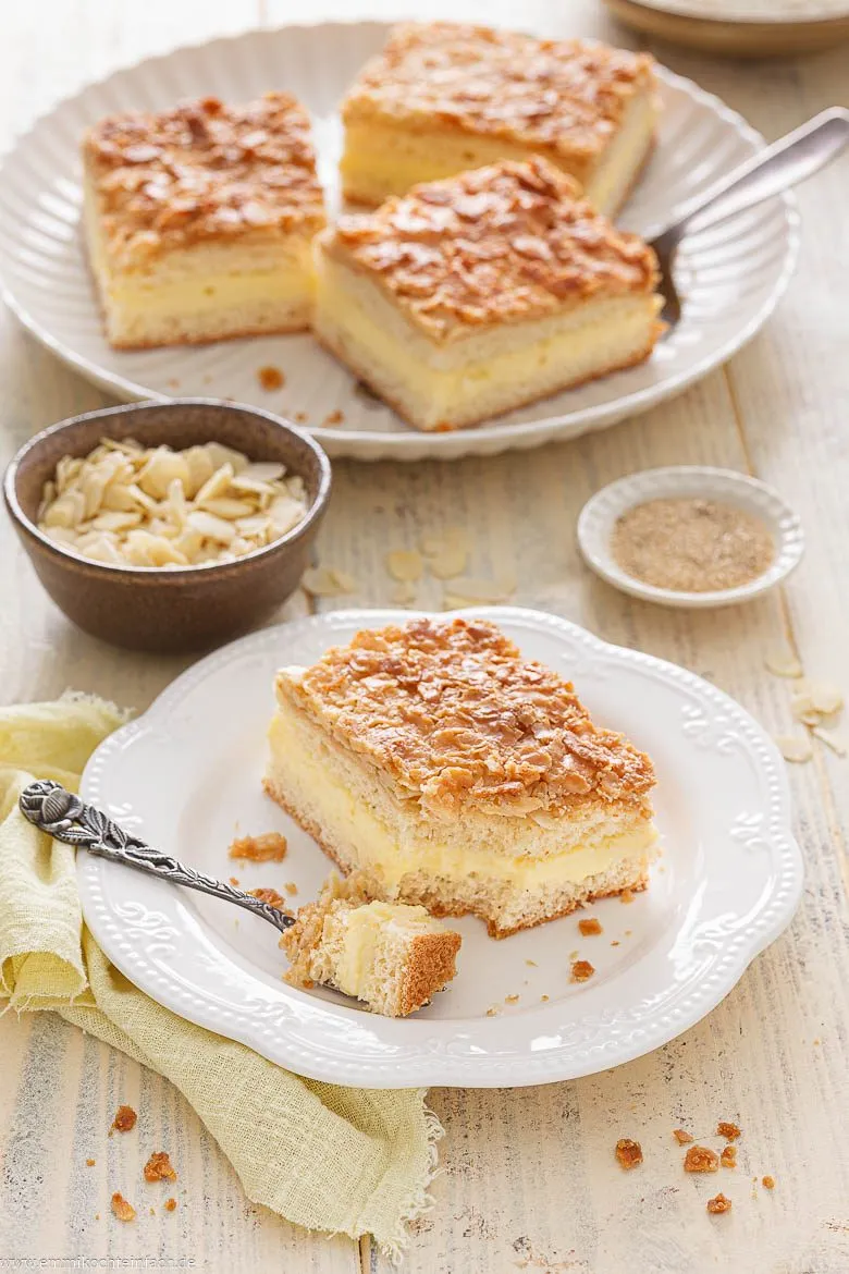 Kuchen mit Hefeteig, Vanille-Sahne-Creme und karamellisierten Mandeln