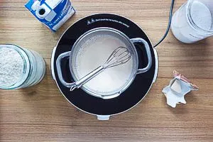 Milch erhitzen, Hefe, Mehl und Zucker unterrühren
