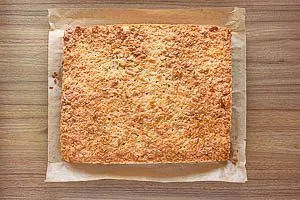 Kuchen ausdampfen lassen und Rahmen entfernen