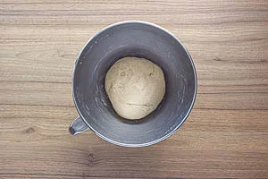 Teig zu einer Kugel formen